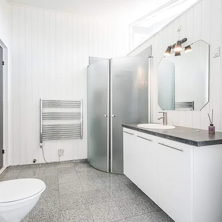 6 Person In Henne Feriehus *
